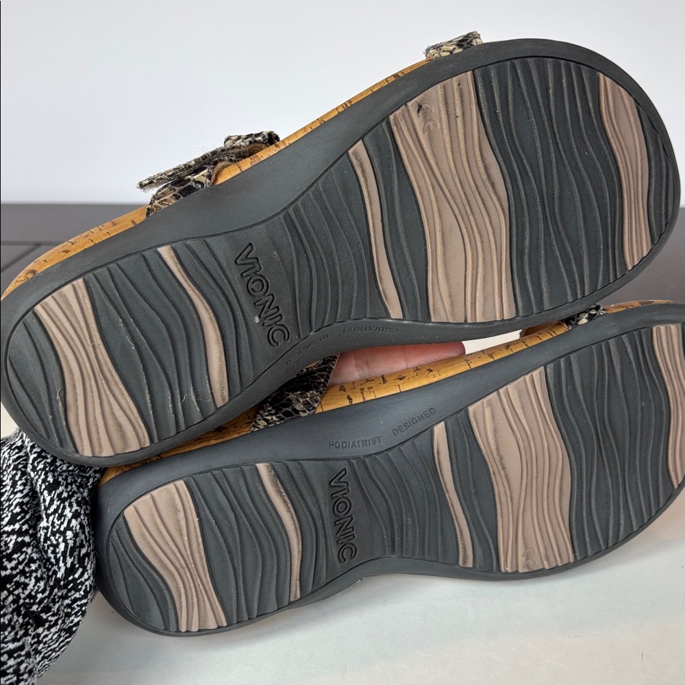 Vionic Viviana Tan and Black Sandals. Size 8 - Picture 5 of 6